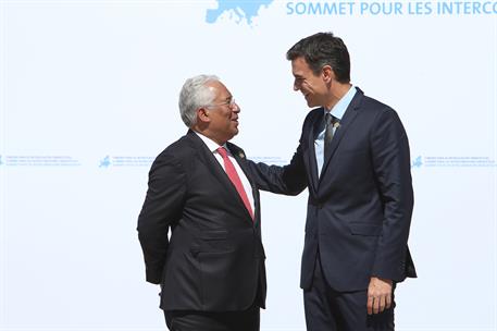 27/07/2018. II Cumbre para las Interconexiones Energéticas. El presidente del Gobierno, Pedro Sánchez, saluda al primer ministro de Portugal...